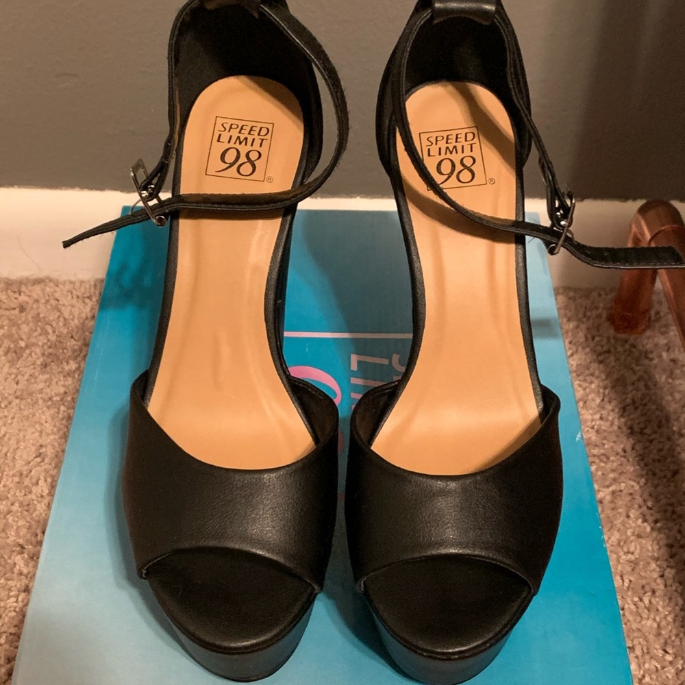 NIB Speed Limit 98 Platform Heels